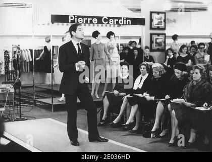 29 décembre 2020. Photo du fichier non daté de Perre Cardin. Le couturier français Pierre Cardin est décédé à l'hôpital de Neuilly, à l'ouest de Paris, a confirmé sa famille. Il était connu pour son style avant-gardiste et ses modèles de style Space Age, qui comprenaient sa célèbre robe à bulles en 1954. Photo de courtoisie de la collection privée via ABACAPRESS. Credit: ABACAPRESS/Alamy Live News Banque D'Images