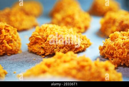 Nuggets de poulet sur papier parchemin avant la cuisson. Banque D'Images