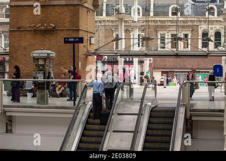 Une journée bien remplie à la gare de Liverpoool Street à Londres avec les navetteurs passent par le hall et les escaliers mécaniques Banque D'Images