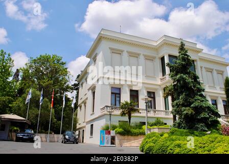 Emirgan Istanbul Turquie. L'extérieur du musée Sabanci, un beau bâtiment blanc sur la côte du détroit du Bosphore, est un beau domaine privé des beaux-arts Banque D'Images