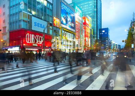 Akihabara Electric Town, Tokyo, région de Kanto, Honshu, Japon - Motion flou de personnes à un passage à niveau dans le quartier animé de Banque D'Images