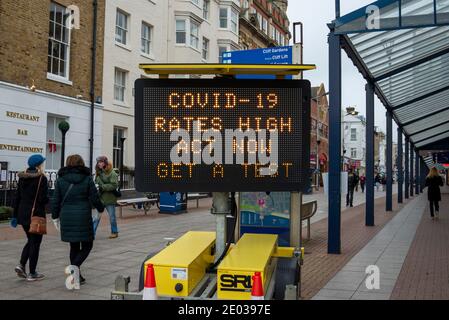 Southend on Sea, Essex, Royaume-Uni. 29 décembre 2020. Southend-on-Sea a maintenant été désigné comme l'un des foyers de coronavirus du Royaume-Uni en raison du taux d'infection actuel. Dans la semaine qui a précédé le 23 décembre, Southend-on-Sea a vu 1,896 nouveaux cas de virus confirmés et a maintenant un taux d'infection de 1,035.4 pour 100,000 personnes - un bond de 699 la semaine précédente, faisant de la ville la huitième zone la plus touchée dans le pays. Avec Essex au niveau 4, de nombreuses entreprises sont fermées. Les autorités locales d’Essex ont déclaré un «incident de type Major» Banque D'Images