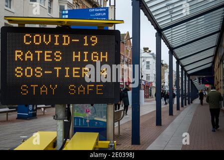 Southend on Sea, Essex, Royaume-Uni. 29 décembre 2020. Southend-on-Sea a maintenant été désigné comme l'un des foyers de coronavirus du Royaume-Uni en raison du taux d'infection actuel. Dans la semaine qui a précédé le 23 décembre, Southend-on-Sea a vu 1,896 nouveaux cas de virus confirmés et a maintenant un taux d'infection de 1,035.4 pour 100,000 personnes - un bond de 699 la semaine précédente, faisant de la ville la huitième zone la plus touchée dans le pays. Avec Essex au niveau 4, de nombreuses entreprises sont fermées. Les autorités locales d’Essex ont déclaré un «incident de type Major» Banque D'Images