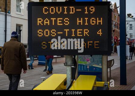 Southend on Sea, Essex, Royaume-Uni. 29 décembre 2020. Southend-on-Sea a maintenant été désigné comme l'un des foyers de coronavirus du Royaume-Uni en raison du taux d'infection actuel. Dans la semaine qui a précédé le 23 décembre, Southend-on-Sea a vu 1,896 nouveaux cas de virus confirmés et a maintenant un taux d'infection de 1,035.4 pour 100,000 personnes - un bond de 699 la semaine précédente, faisant de la ville la huitième zone la plus touchée dans le pays. Avec Essex au niveau 4, de nombreuses entreprises sont fermées. Les autorités locales d’Essex ont déclaré un «incident de type Major» Banque D'Images