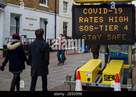 Southend on Sea, Essex, Royaume-Uni. 29 décembre 2020. Southend-on-Sea a maintenant été désigné comme l'un des foyers de coronavirus du Royaume-Uni en raison du taux d'infection actuel. Dans la semaine qui a précédé le 23 décembre, Southend-on-Sea a vu 1,896 nouveaux cas de virus confirmés et a maintenant un taux d'infection de 1,035.4 pour 100,000 personnes - un bond de 699 la semaine précédente, faisant de la ville la huitième zone la plus touchée dans le pays. Avec Essex au niveau 4, de nombreuses entreprises sont fermées. Les autorités locales d’Essex ont déclaré un «incident de type Major» Banque D'Images