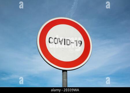 Arrêter le coronavirus. Panneau de trafic Warnign avec Covid-19 - pas d'intrusion pour virus, infection. La maladie virale est interdite, interdite, interdite et élimina Banque D'Images