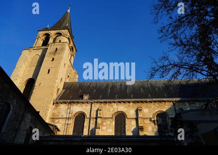 PARIS, FRANCE -18 DEC 2020- vue sur l'abbaye Saint-Germain-des-Prés, une église bénédictine médiévale romane située sur la rive gauche à pari Banque D'Images