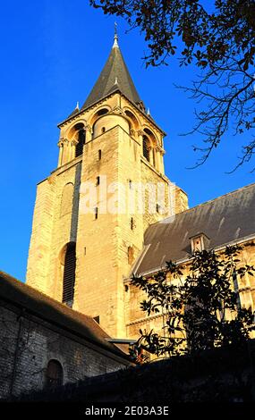 PARIS, FRANCE -18 DEC 2020- vue sur l'abbaye Saint-Germain-des-Prés, une église bénédictine médiévale romane située sur la rive gauche à pari Banque D'Images