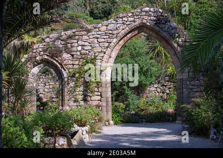 Ancienne arche en ruine dans les jardins de l'abbaye de Tresco sur les îles Scilly Banque D'Images