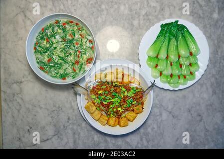 Vue de dessus de la cuisine chinoise sur le marbre. Poisson, tofu, bok choy, soupe, alimentation saine Banque D'Images