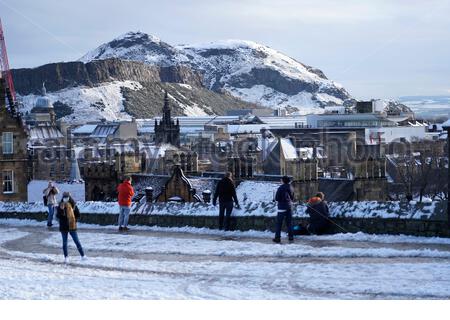 Édimbourg, Écosse, Royaume-Uni. 29 décembre 2020. Nuit neige dans le centre-ville avec vue sur le siège d'Arthur et Salisbury Crags depuis l'esplanade du château. Crédit : Craig Brown/Alay Live News Banque D'Images