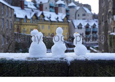 Édimbourg, Écosse, Royaume-Uni. 29 décembre 2020. Nuit neige dans le centre-ville. Trois petits bonhommes de neige au village Dean. Crédit : Craig Brown/Alay Live News Banque D'Images