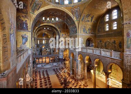 Des mosaïques dorées étonnantes à l'intérieur de la basilique Saint-Marc (basilique Saint-Marc), à l'intérieur de la galerie au-dessus de l'entrée principale, Venise, Vénétie, Italie Banque D'Images