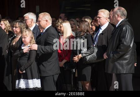 La famille Ford à l'extérieur de l'hôtel de ville pendant les funérailles de Rob Ford, ancien maire de Toronto. La procession a marché de l'hôtel de ville au chat de Saint-James Banque D'Images