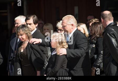 Famille Ford à l'extérieur de l'hôtel de ville pendant Rob Ford, ancien maire de Toronto, scènes funéraires. La procession a marché de l'hôtel de ville à la cathédrale Saint-James Banque D'Images