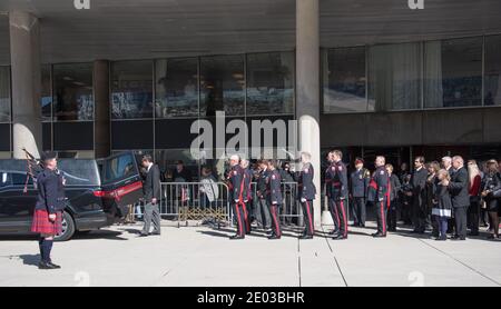 Famille Ford à l'extérieur de l'hôtel de ville pendant Rob Ford, ancien maire de Toronto, scènes funéraires. La procession a marché de l'hôtel de ville à la cathédrale Saint-James Banque D'Images
