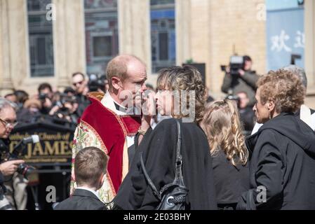 Le révérend Canon Andrew Asbil salue et parle à Renata Ford et aux enfants lors des funérailles de Rob Ford à la cathédrale Saint-James Banque D'Images