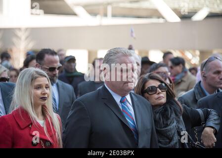Krista, Doug et Karla Ford pendant Rob Ford, ancien maire de Toronto, scènes funéraires. La procession a marché de l'hôtel de ville à la cathédrale Saint-James Banque D'Images