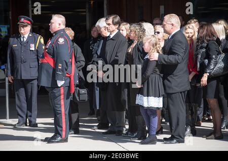 Famille Ford à l'extérieur de l'hôtel de ville pendant Rob Ford, ancien maire de Toronto, scènes funéraires. La procession a marché de l'hôtel de ville à la cathédrale Saint-James Banque D'Images