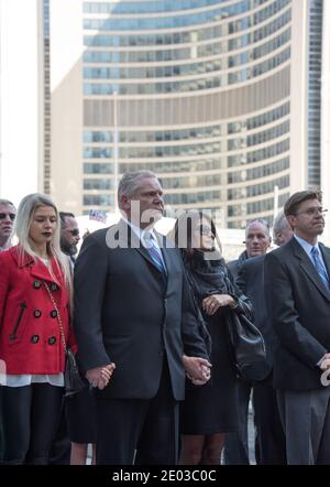 Krista, Doug et Karla Ford pendant Rob Ford, ancien maire de Toronto, scènes funéraires. La procession a marché de l'hôtel de ville à la cathédrale Saint-James Banque D'Images