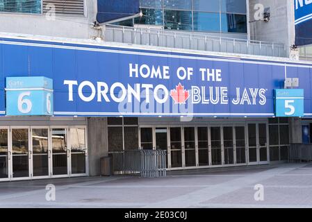 Entrée du Centre Rogers. Affiche de l'équipe de baseball Blue Jays en haut, Toronto, Canada- Banque D'Images