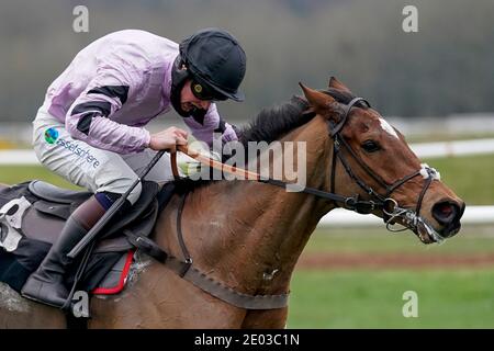 Anugus Cheleda à cheval Calva d'Auge courez clairement pour gagner l'obstacle MansionBet's Watch and Bet handicap à l'hippodrome de Newbury. Banque D'Images