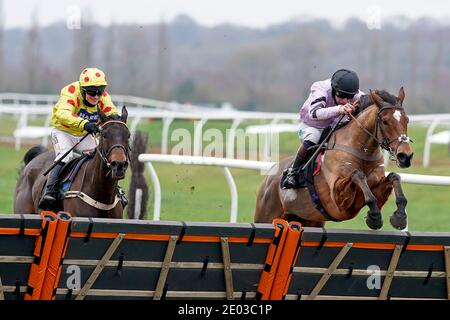 Anugus Cheleda à cheval Calva d'Auge Clear le dernier à gagner l'obstacle MansionBet's Watch and Bet handicap à Newbury Racecourse. Banque D'Images