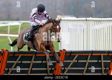 Anugus Cheleda à cheval Calva d'Auge Clear le dernier à gagner l'obstacle MansionBet's Watch and Bet handicap à Newbury Racecourse. Banque D'Images