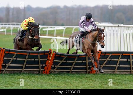 Anugus Cheleda à cheval Calva d'Auge Clear le dernier à gagner l'obstacle MansionBet's Watch and Bet handicap à Newbury Racecourse. Banque D'Images