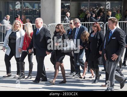 Doug Ford et sa famille quittent l'hôtel de ville pendant les funérailles de Rob Ford, ancien maire de Toronto. La procession a marché de l'hôtel de ville à St. James Banque D'Images