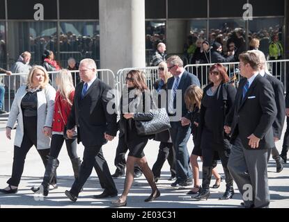 Doug,Karla et Krista Ford quittent l'hôtel de ville en duirng Rob Ford, ancien maire de Toronto, scènes funéraires. La procession a marché de l'hôtel de ville à la rue Banque D'Images