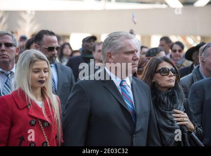 Krista, Doug et Karla Ford (de gauche à droite) pendant la marche funéraire de Rob Ford devant l'hôtel de ville et vers la cathédrale Saint-James. Banque D'Images