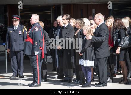 Famille Ford à l'extérieur de l'hôtel de ville pendant Rob Ford, ancien maire de Toronto, scènes funéraires. La procession a marché de l'hôtel de ville à la cathédrale Saint-James Banque D'Images
