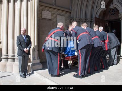Le cercueil de Rob Ford entre dans St. Cathédrale James. Rob Ford, ancien maire de Toronto, scènes funéraires. La procession a marché de l'Hôtel de ville à la St. James Banque D'Images