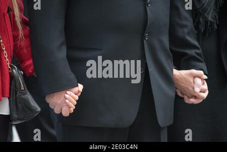 Les mains de Doug Ford tiennent Krita's et Karla's pendant les funérailles de Rob Ford, Toronto, Canada-mars 2016 Banque D'Images
