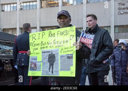 Supporter afro-américain pendant la marche funèbre de Rob Ford vers la cathédrale Saint-James. Rob Ford était un ancien maire de Toronto. Banque D'Images