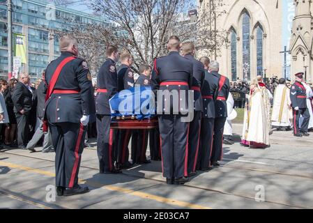 Rob Ford porte-caisse entrant dans la cathédrale Saint-James. Rob Ford, ancien maire de Toronto, scènes funéraires. La procession a marché de l'hôtel de ville à St. Jame Banque D'Images