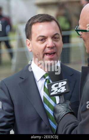 Tim Hudak, chef du Parti progressiste-conservateur en Ontario, Canada. Entrevue pour CP24 durant la funérailles d'État Jim Flaherty, Toronto, Canada-avril 2014 Banque D'Images