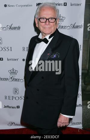 Le couturier Pierre Cardin assiste aux Princess Grace Awards 2004 le 27 octobre 2004 à la 42e rue de Cipriani, à New York. Banque D'Images