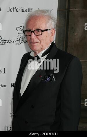 Le couturier Pierre Cardin assiste aux Princess Grace Awards 2004 le 27 octobre 2004 à la 42e rue de Cipriani, à New York. Banque D'Images