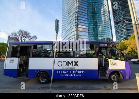 Mexico Metrobus route 2 sur Avenida Paseo de la Reforma Avenue, Mexico City CDMX, Mexique. Banque D'Images