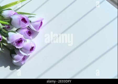 Un bouquet de fleurs roses violets sur une table blanche, espace copie Banque D'Images