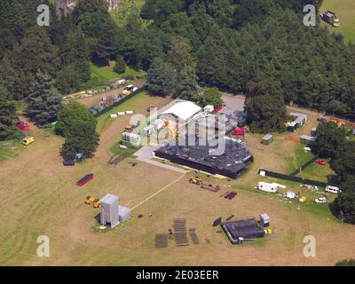 Vue aérienne d'une scène extérieure en cours d'installation à Harewood, Leeds, en 2006 Banque D'Images