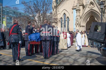 Le cercueil de Rob Ford entre à la cathédrale Saint-James pour la cérémonie religieuse, Toronto, Canada-mars 2016 Banque D'Images