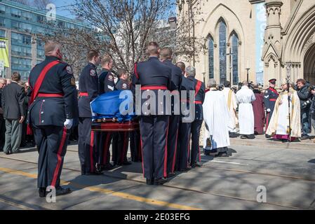 Le cercueil de Rob Ford entre à la cathédrale Saint-James pour la cérémonie religieuse, Toronto, Canada-mars 2016 Banque D'Images