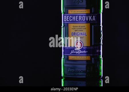 Prague, République tchèque - 10 décembre 2020 : la bouteille de Becherovka, anciennement Karlsbader Becherbiter, est une plante tisane, souvent ivre comme aide digestive. Banque D'Images