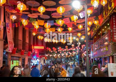 Chinatown Barrio Chino sur Dolores Street dans le centre historique de Mexico CDMX, Mexique. Le centre historique de Mexico est classé au patrimoine mondial de l'UNESCO Banque D'Images