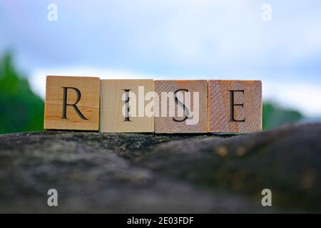 Monter le texte sur le bloc de cube en bois sur le dessus de grand pierre avec fond vert flou Banque D'Images