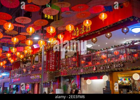 Chinatown Barrio Chino sur Dolores Street dans le centre historique de Mexico CDMX, Mexique. Le centre historique de Mexico est classé au patrimoine mondial de l'UNESCO Banque D'Images