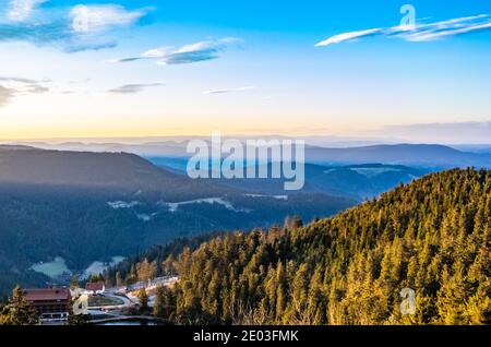 Vue sur le paysage des chaînes de montagnes, Baden, Allemagne, le matin Banque D'Images